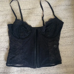 korsett topp - En riktigt snygg och nästintill oanvänd korsett topp som jag köpte från nakd. ⚡️⚡️❤️‍🔥❤️‍🔥