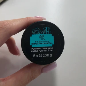 the body shop ansiktsmask - ny oöppnad himalayan charcoal purifying glow mask från the body shop, 15ml. porto 13kr packas och postas efter swish!