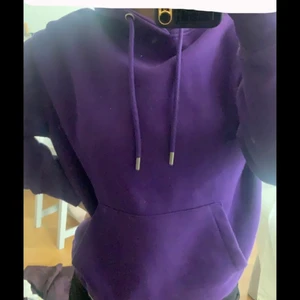 Lila hoodie - Säljer denna lila hoodie ifrån pull&bear. Köpte den för 279 på pullandbear.com men säljer den för 169kr . Använt 2 gånger💞