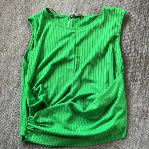 Grön snygg topp  - Snygg topp från Zara oanvänd på 