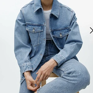 Jeans jacka - Arket - Helt ny Jeans jacka från Arket, alldrig använd  (lappen är kvar). Perfekt för Hösten. Säljer då vi fick fel storlek och hann inte lämna tillbaka. Kontakta för fler bilder💕 Priset kan diskuteras, köptes ny för 850kr