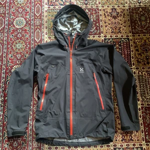 Svart Haglövs regnjacka / vindjacka - ⚠️TRYCK INTE PÅ KÖP NU⚠️Haglövs Jacka riktigt fet😈 Storlek S/M.  Ny likadan jacka kostar 2800kr Dragkedjan är lite dålig därför sänkt pris jackan har också nästan tappat sin goretex förmåga.  Fråga gärna vad som helst angående plagget eller om du vill se fl
