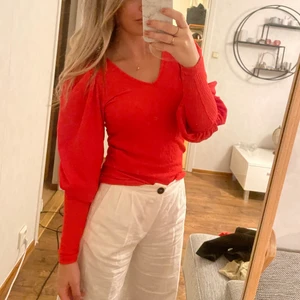 Topp - Röd topp med ballongärm från Vero Moda. Endast använd en gång. Storlek xs. 
