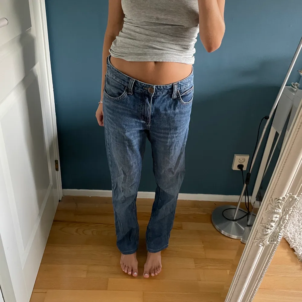Lågmidjade jeans som är lite stora för mig i midjan. Uppsydda så dom passar mig som är 158 cm. Storlek 38. Pris 70kr+frakt skriv privat för mer bilder/frågor. Jeans & Byxor.