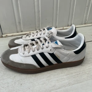 Adidas samba - Adidas samba, galet snygga och VÄLDIGT svåra att få tag i. De är i fint skick men syns ändå att de är använda. 650 kr eller bud, nypris 1099