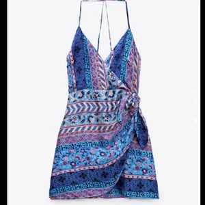 Zara klänning  - Superfin zara klänning som är slutsåld på hemsidan. Helt oanvänd med prislappen på.