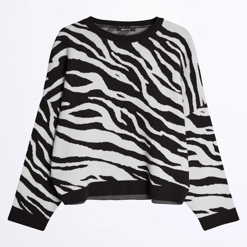 En supersnygg zebramönstrad stickad tröja! Fint skick💕. Stickat.
