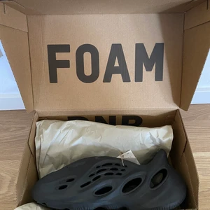 Yeezy foam runner onyx - Skor, stl. 42, Herr Yeezy foam runner onyx.  Storlek 42 men passar för mindre storlekar. Köpta från adidas confirmed, helt nya. Kvitto finns och originalkartong medföljer. Öppen för bud.