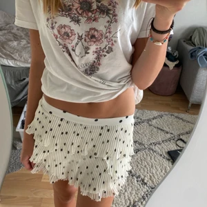 Prickiga kjol-shorts - Supersnygga kjol-shorts köpta från zara 2019, passar mig som brukar ha S! Går att ha lågmidjat men även högre upp🥰 betalning sker via swish!