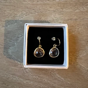 fe:male örhängen - Supersöta örhängen från fe:male som är oanvända!🤎🤎 Passar till alla tillfällen!!