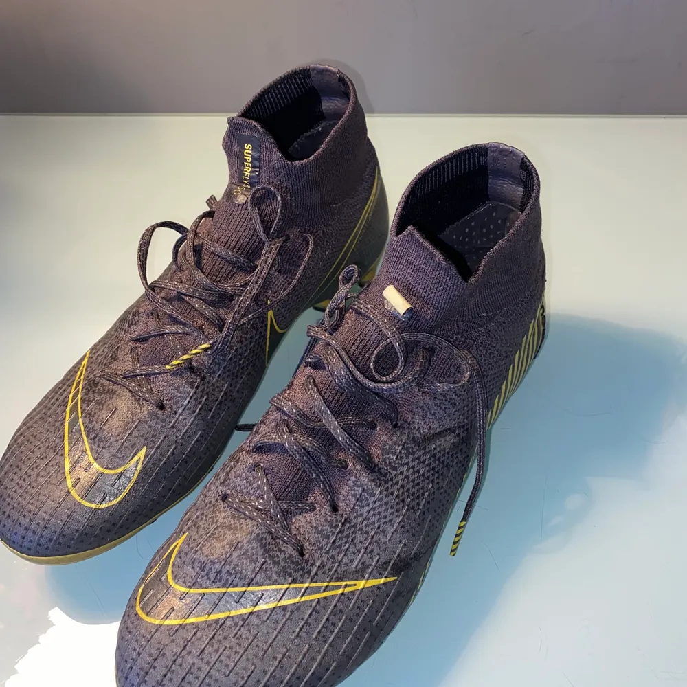 Sparsamt använda fotbollsskor som säljs då de är förstora. Nike mercurial (dyrare modellen) i storlek 40. Skor.