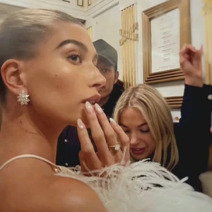 Hailey bieber glazed donut naglar!  - Jag gör presson naglar, dessa är sååååå sjukt snygga inspirerade av Hailey Biebers "Glazed donut" naglar som ni ser på bilden, pearly white shiny naglar !   • vill ni ha andra/custom naglar? kolla inTheNailsAid på instagram! 💗