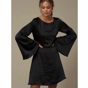 Hanna Schönberg x nakd klänning  - Säljer denna otroligt snygga klänning från Hanna Schönberg x NA-KD kollektion då den tyvärr är för stor för mig. Köptes för 549 kr och säljer för 299 kr + frakt🥰