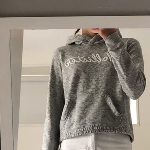 Hollister hoddie - En fin ljusgrå hollister hoddie i st 32. Säljer den pågrund av att den blivit förliten. Använd men fortfarande i fint skick.