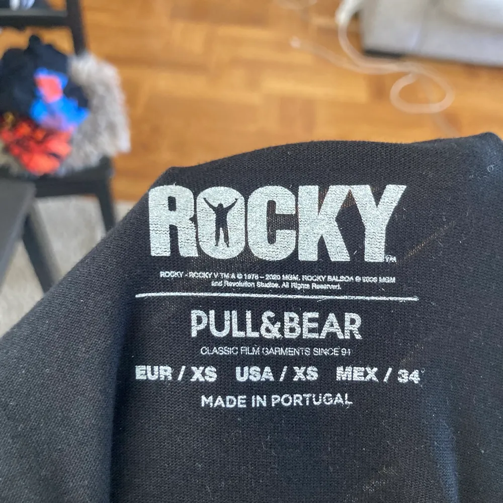 Svart Rocky boxning tröja med tryck och text xs men passar som s . T-shirts.