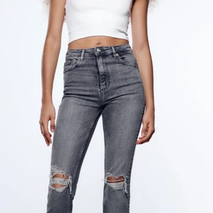Split jeans - Köpte dessa jeans på zara som bara inte har kommit till användning, de är så fina och väldigt bekväma!! 
