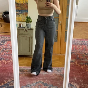 zara jeans  - gråa zara jeans köpte för ca 1 månad sen och aldrig använda. säljs pga för stora (se bild 3). storlek 36! nypris 399kr ❤️