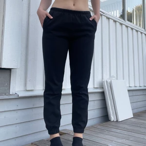 Gina tricot mjukisbyxor - Säljer dessa populära svarta mjukisbyxor från Ginatricot. Modell: ”Basic petite sweatpants”. INKÖPT för 250kr men säljes för 40kr.