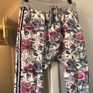 Byxor och tröjor - Säljer dessa 3 klädesplagg tillsammans då jag ska flytta och vill bli av med allt snabbt☺️ För fler bilder skicka ett meddelande 🧚🏽