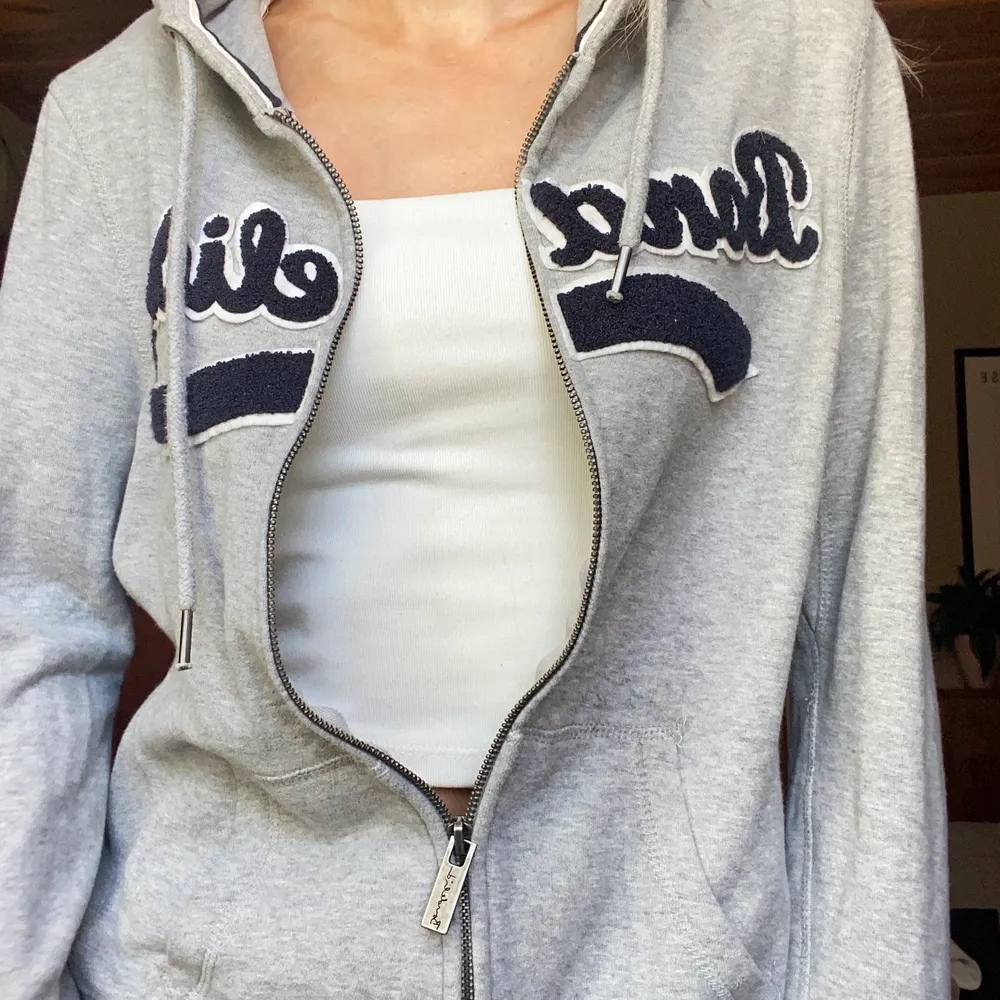 En sjukt fin zip hoodie ifrån bondeleid i storlek M! Fint skick och inga synliga fläckar. Skriv privat för att köpa!💗. Hoodies.