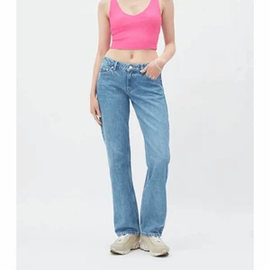 Arrow weekday jeans - Ett par jeans från weekday som tyvärr har blivit för små för mig. Knappt använda och nypris är 500kr. Modellen är Arrow low jeans från weekday:) 