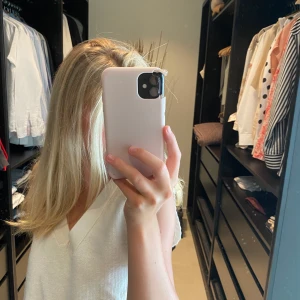 Stickad väst - Säljer denna vit/ljusbeiga stickade väst från ginatricot (premium quality)❤️‍🔥 endast använd en gång, och som är perfekt till hösten. Priset kan diskuteras, men frakten ingår inte🫶🏼🎸 buda på