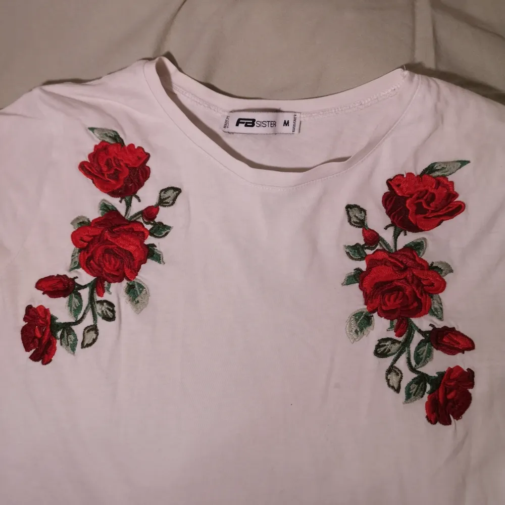 Snygg tshirt med broderade rosor. Byxorna är också till salu (se i profil). . T-shirts.