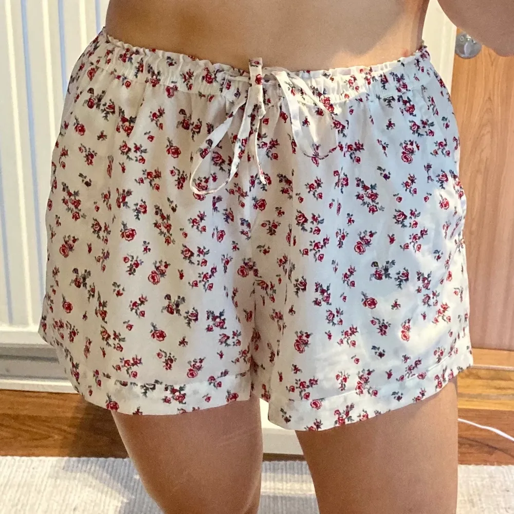 Somriga blommiga shorts från Lager157. Använda enstaka gånger, fint skick. Luftigt material, fickor. Shorts.
