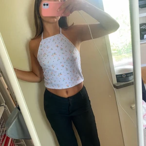 Sååå fin topp - En jättefin blommig topp som passar perfekt till lågmidjade byxor:)