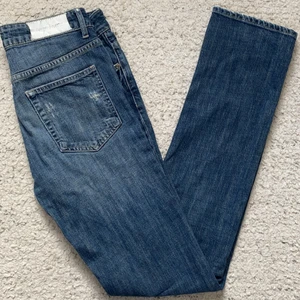 Acne Jeans - Vintage acne jeans i mycket bra skick, mörkblå tvätt. Low-mid waist och långa i benen. Hör av er för fler bilder, frågor eller specifika mått💓