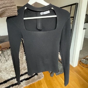 Zara choker tröja - TRYCK INTE PÅ ”köp nu”, lånad bild. Zara tröja storlek M men passar S eller en mindre M. 150 kr eller bud över💗