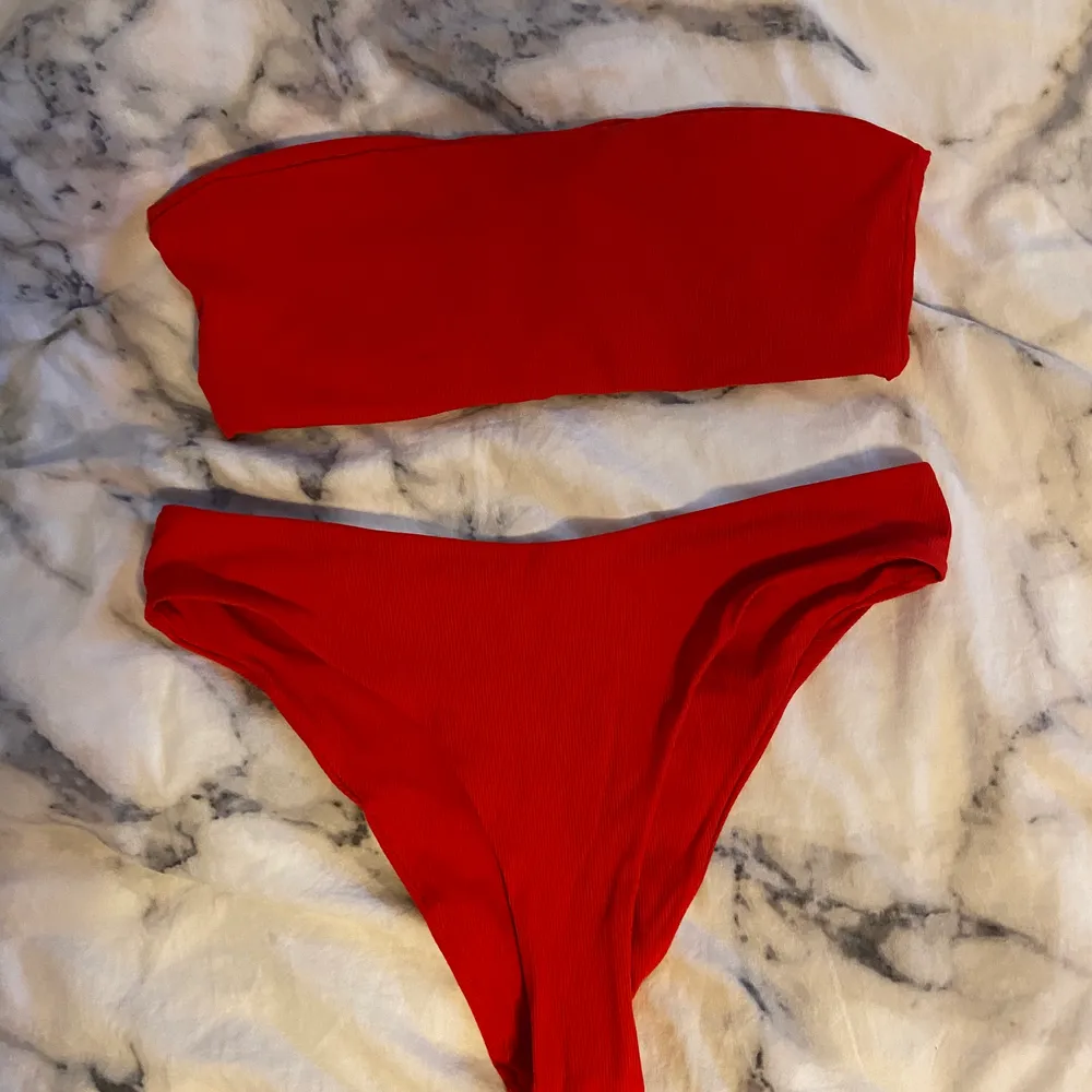 en röd bikini, som använts ett par gånger❤️ knytning i ryggen, bandå topp och halv string. . Övrigt.