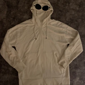 Cp company hoodie - Hej! Jag lägger ut denna Cp company hoodie i stl L Herr för intressekoll. Köptes på NK i Stockholm för 2500kr. Kvitto finns. Den är använd få gånger. Den är 9/10 i skick. Bara att skriva vid frågor!⚡️😊