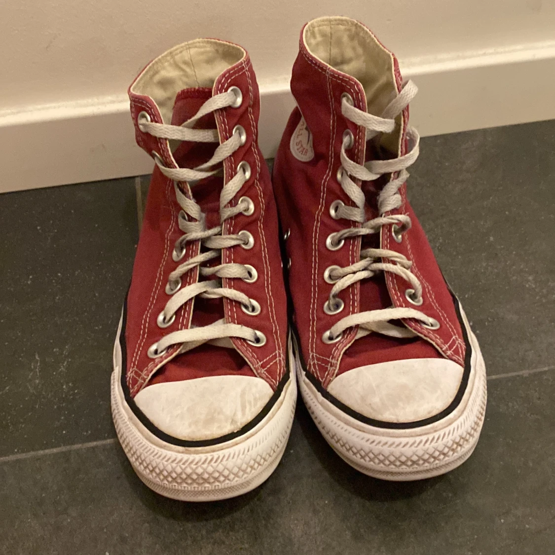 Röda höga converse 