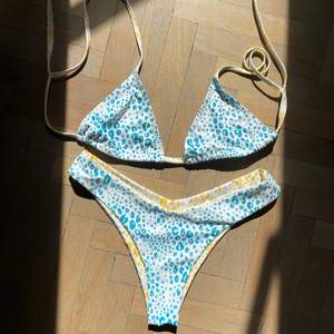 Blå och gul djurmönstrad bikini vara underdel går att användas på två sätt, antingen i blått eller gult. 