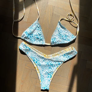 Reversibel bikini - Blå och gul djurmönstrad bikini vara underdel går att användas på två sätt, antingen i blått eller gult. 