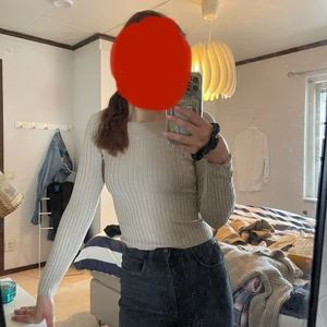 Tröja  - Tröja från Ginatricot. Har tyvärr små hål på ena sidan därav priset. 