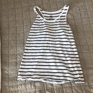 Hm stolek  152 - Detta linnet är randigt svart och vitt och den passar jätte bra med lågmidjade jeans super fint!! Dock så är den 152 storleken men den e större på en och de e super fint om man har navel piercing men e fint utan oxå den e typ 3 månader gammal men e som ny