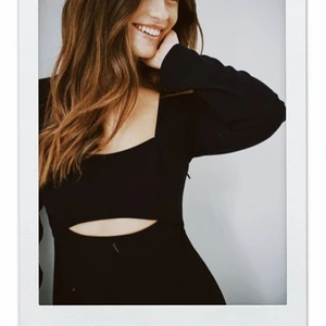 NA-KD Klänning med utskurna detaljer  - Klänning från Nakd med lappen kvar, dvs aldrig använd. Den är endast utskuren på framsidan. Perfekta lilla svarta! Storlek 36. Pris exl frakt ❣️