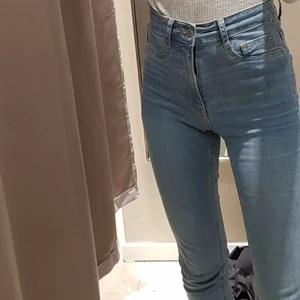 Storlek s - Säljer mina molly jeans ifrån gina. Dom är i jättefint skick och är använda några gånger. Köparen står för frakten 📦💕