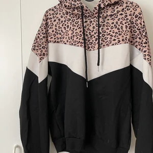 Tunn hoodie  - Multifärgad luvhoodie i svart, vit & beige i tunnt material. 