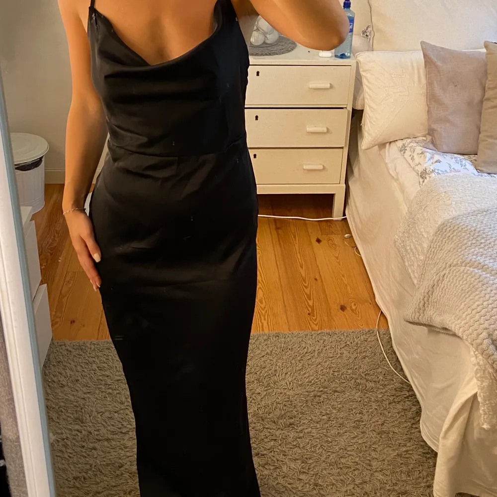 En svart klänning från ASOS i satin. Köpt i juni och aldrig använd. Klänningen är i fint skick. Jag är 167cm lång och klänningen är perfekt i längden för mig. Bara att höra av sig vid bättre bilden!! (Ordinarie pris 749kr). Klänningar.