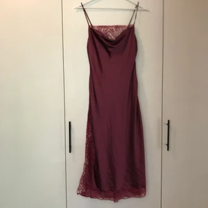 Victoria secret siden klänning - Jättefin sidenklänning från Victoria secret. Nästan helt oanvänt i jättefin kvalite. Klänningen har en slit och vacker urringning med spetsdetaljer!