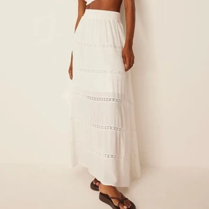 Vit Maxi klänning - Säljer min oanvända kjol från NA-KD x Lisa & Lena. Har prislapp kvar. Slutsåld på hemsidan 🤍