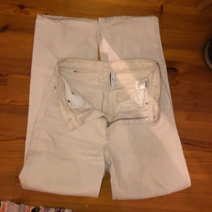 Beiga jeans - Beiga/krämvita jeans från Weekday. Långa, högmidjade modellen Row, storlek 26/32.