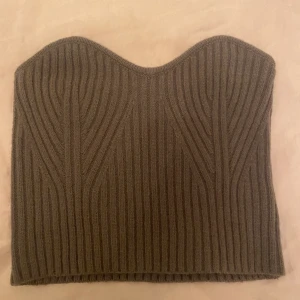 Tvådelat stickat set - Säljer mitt superfina tvådelade stickade set i grått! Det är oanvänt. Storlek m, stretchigt tyg så skulle säga att det passar s-l. Kom med bud! Kan mötas upp men skickar helst!