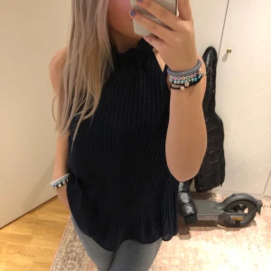 Mörkblå topp - Färger syns inte så bra på bilderna , mörkblå superfin topp! Samma som den andra i min profil