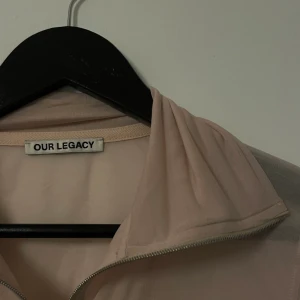 Our Legacy Slim Zip Jersey - Storlek 34  Använt fåtal gånger. Mycket bra skick.   Pris kan diskuteras