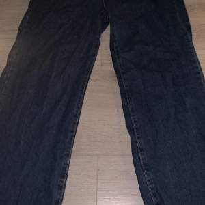 ett par fina jeans från Shein i strl S. Riktigt skönt material och passar längden 157 till 163 cm