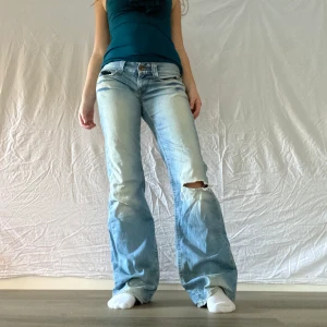 Ljusblå lågdmidjade jeans - Låga bootcut jeans från fornarnia! Så snygga!!